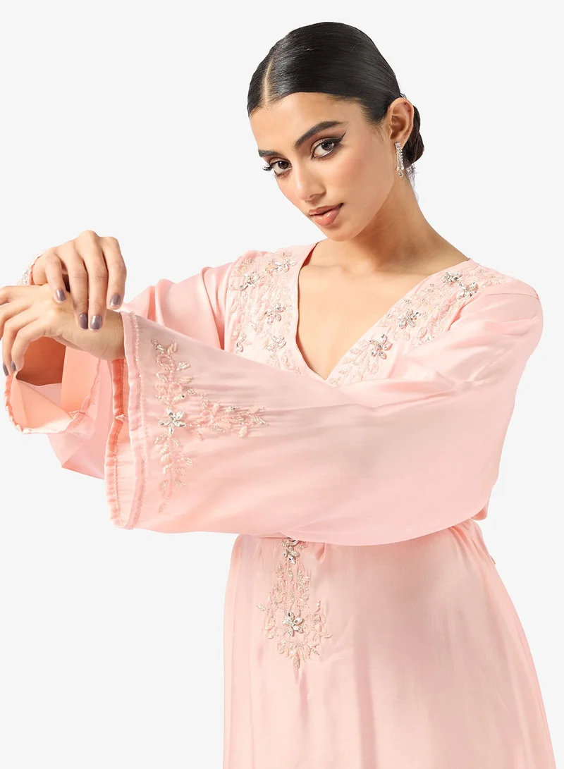 هيا كلوزيت جلابية مطرزة بالزهور في الأمام مع حزام